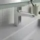 Waschtischarmatur von Ideal Standard mit klaren Linien, Chromoberfläche und Push-Open Ablfluss, montiert auf einem weißen Waschbecken vor hellen Fliesen.